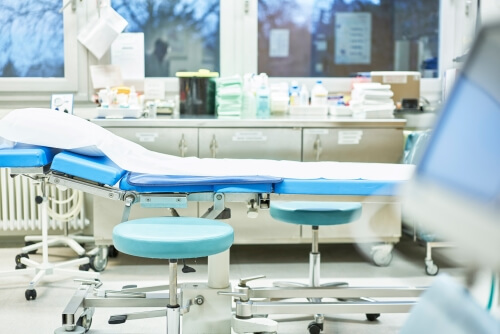 Liegen für Behandlungen und Untersuchungen im medizinischen Bereich Behandlungsliege